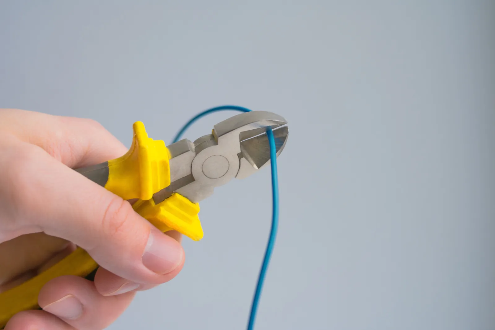 Cutting a conductor to length, for licensed electrician in Hartford